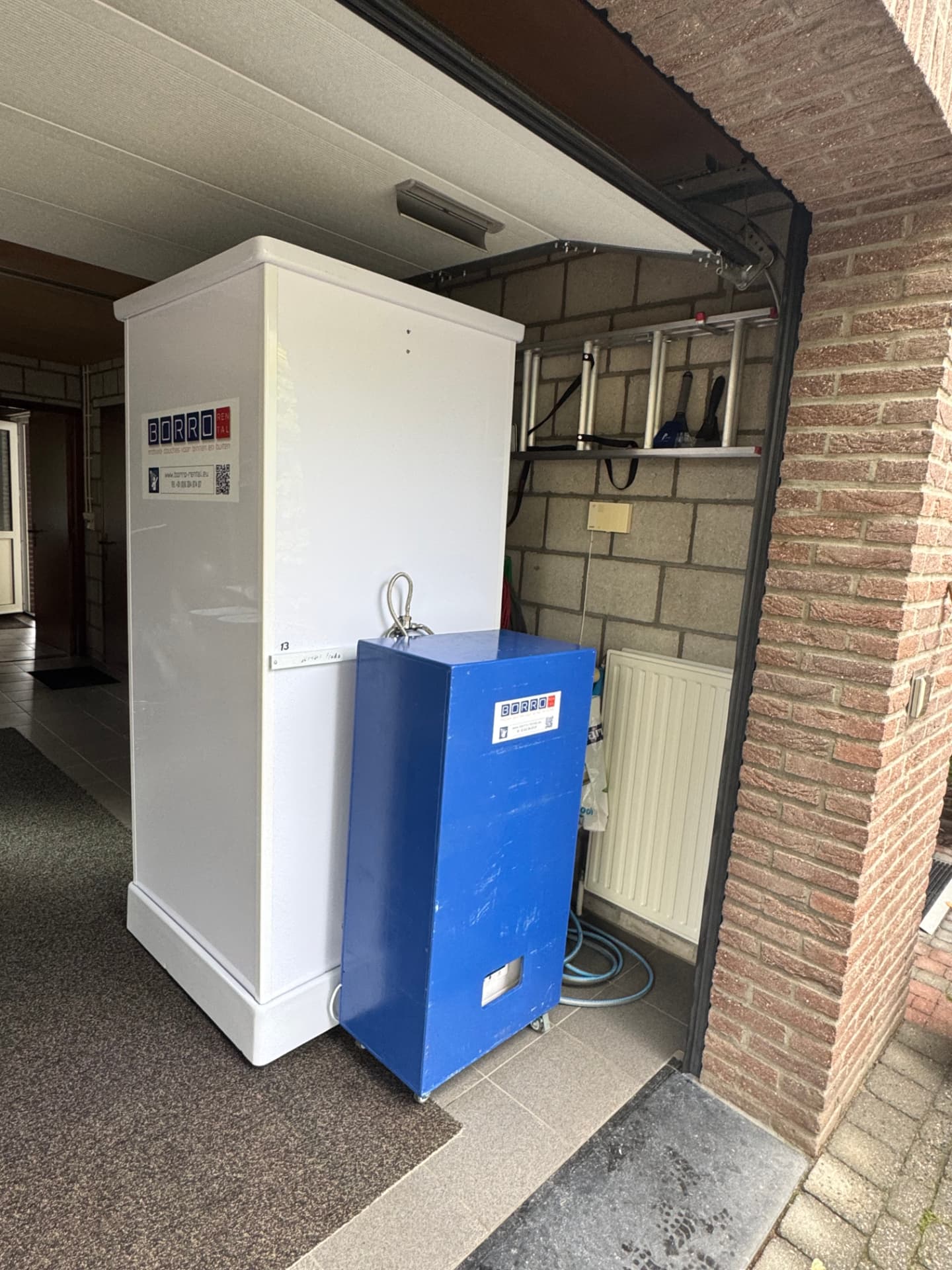 Complete opstelling van mobiele douchecabine met mobiele boiler in de garage