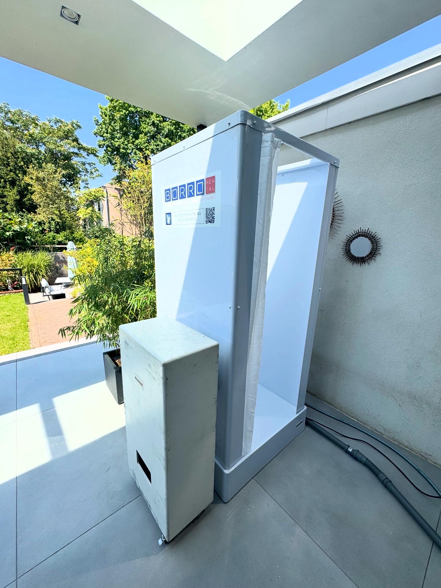 Mobiele douchecabine met mobiele boiler onder een overkapping in Holz, Kerkrade