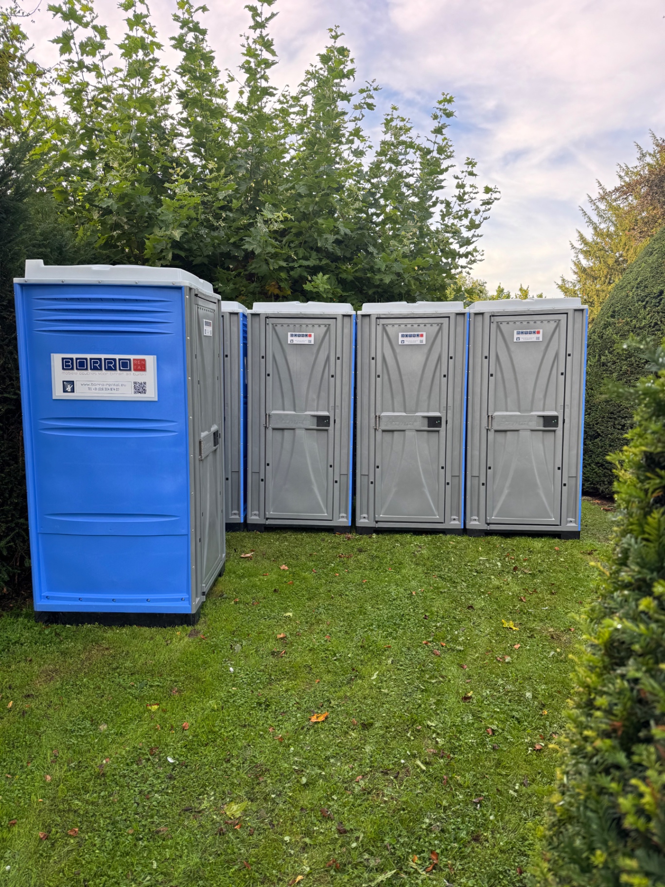 Mobiele douchevoorzieningen van Borro-Rental op een evenementenlocatie in Zuid-Limburg