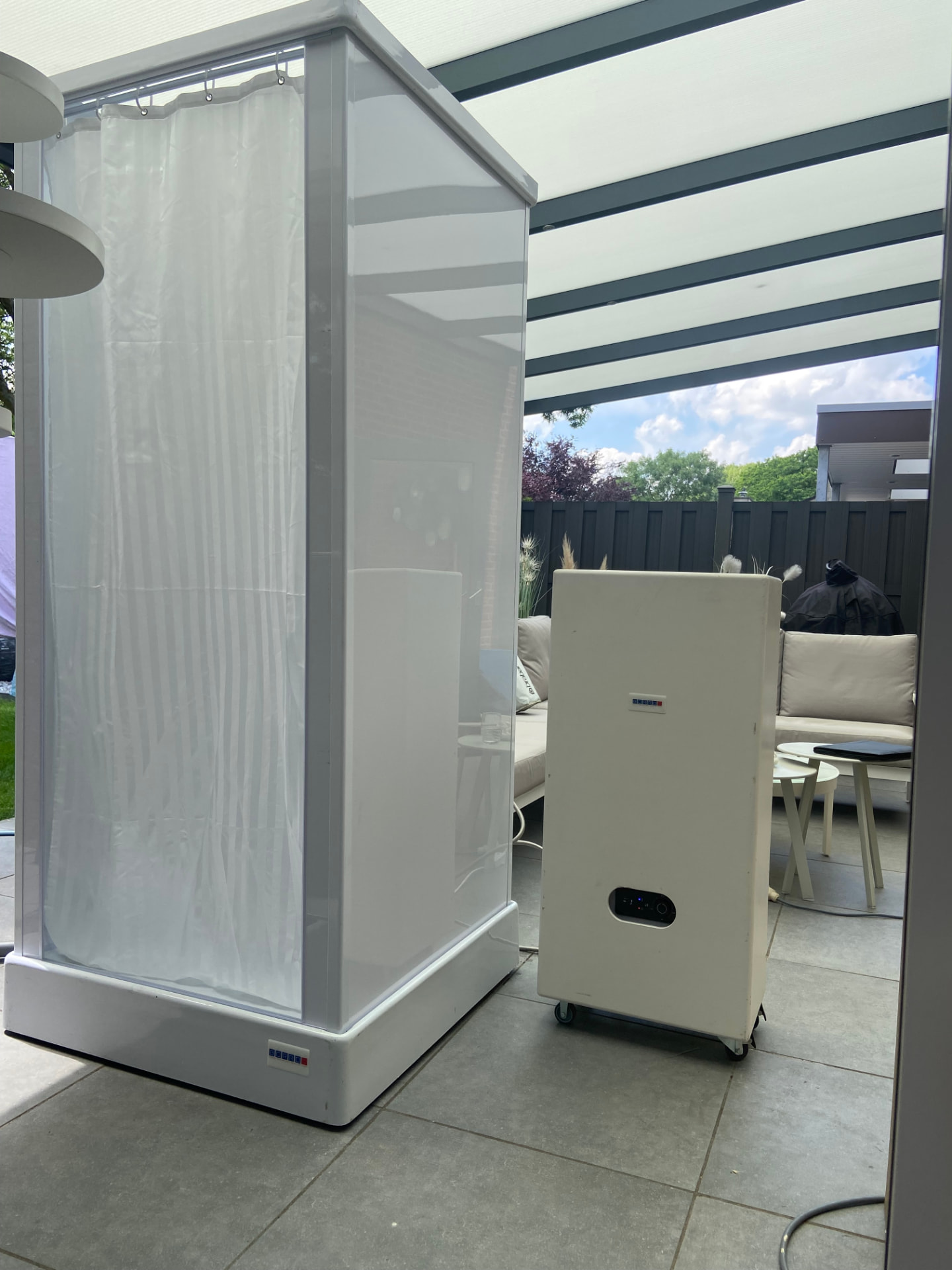 Geschützte mobile Dusche mit mobilem Boiler