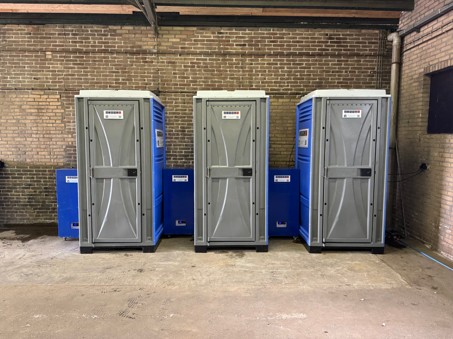 Drie mobiele douchecabines met warmwatervoorziening geplaatst in bedrijfshal in Schinnen