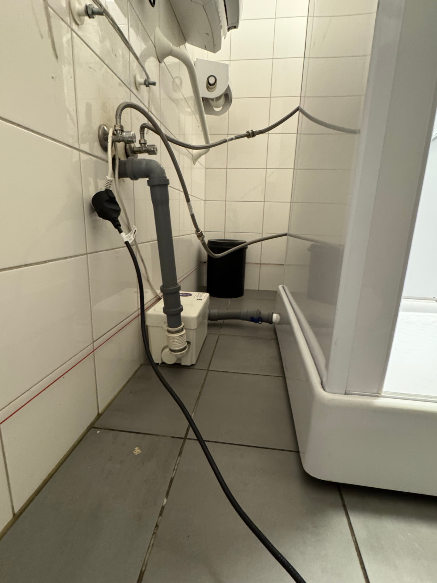 Vuilwaterpomp voor tijdelijke mobiele douche bij daklozenopvang in Sittard