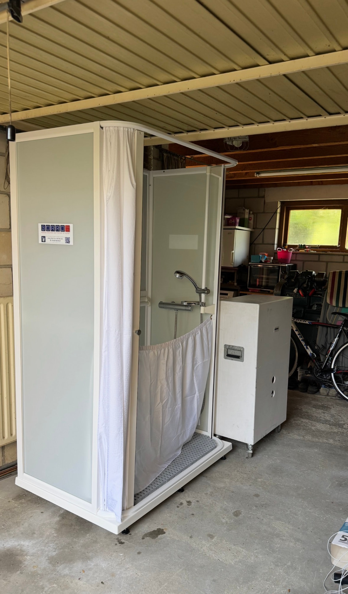 Zorgdouche van Borro-Rental met boiler in een garage in Brunssum