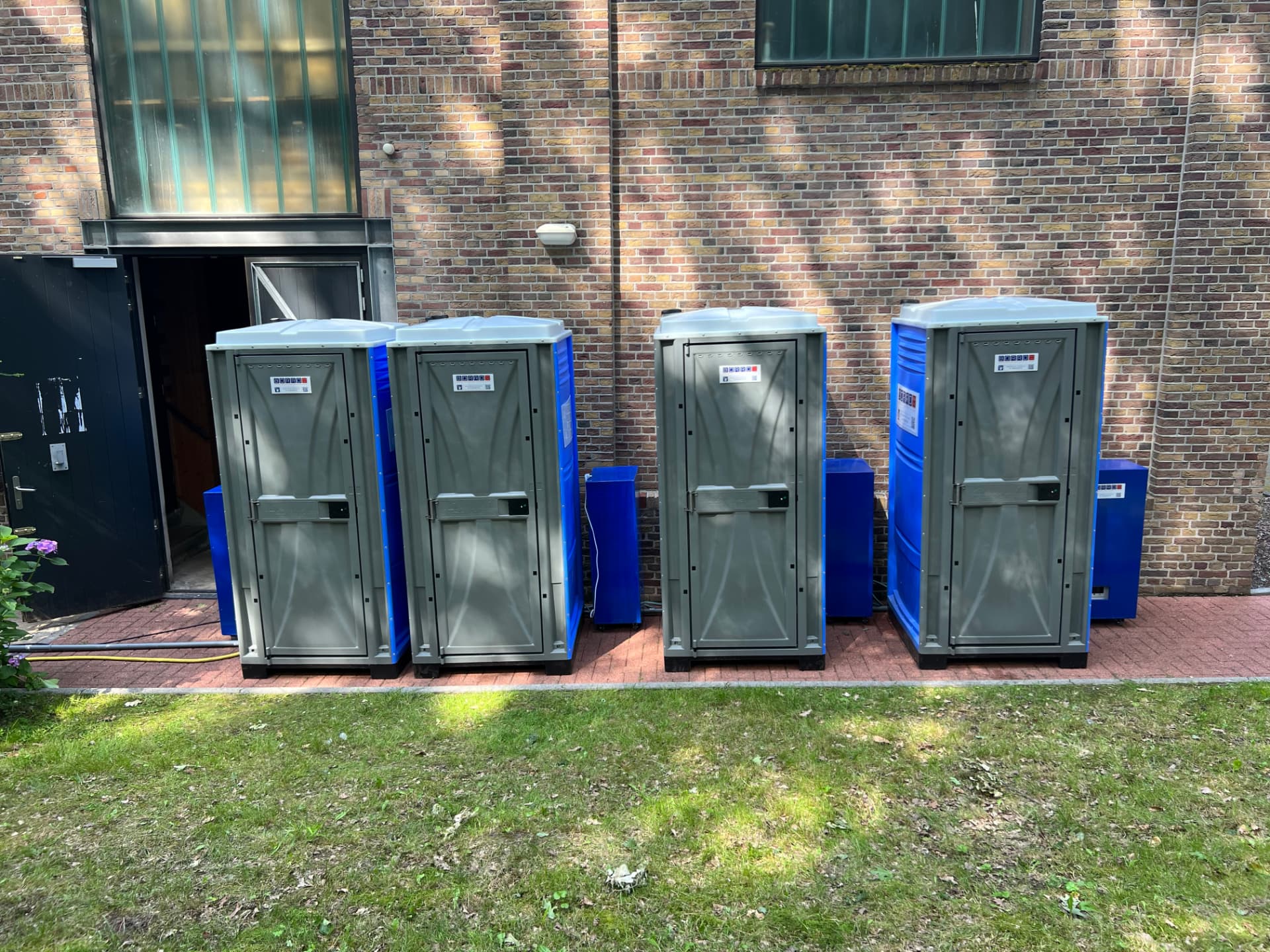 Vier mobiele buitendouchecabines met boiler geplaatst in het Schutterspark in Brunssum
