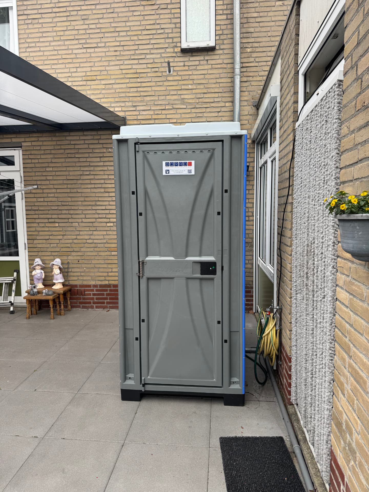 Mobiele buitendouche van Borro-Rental in tuin in Brunssum tijdens badkamerverbouwing