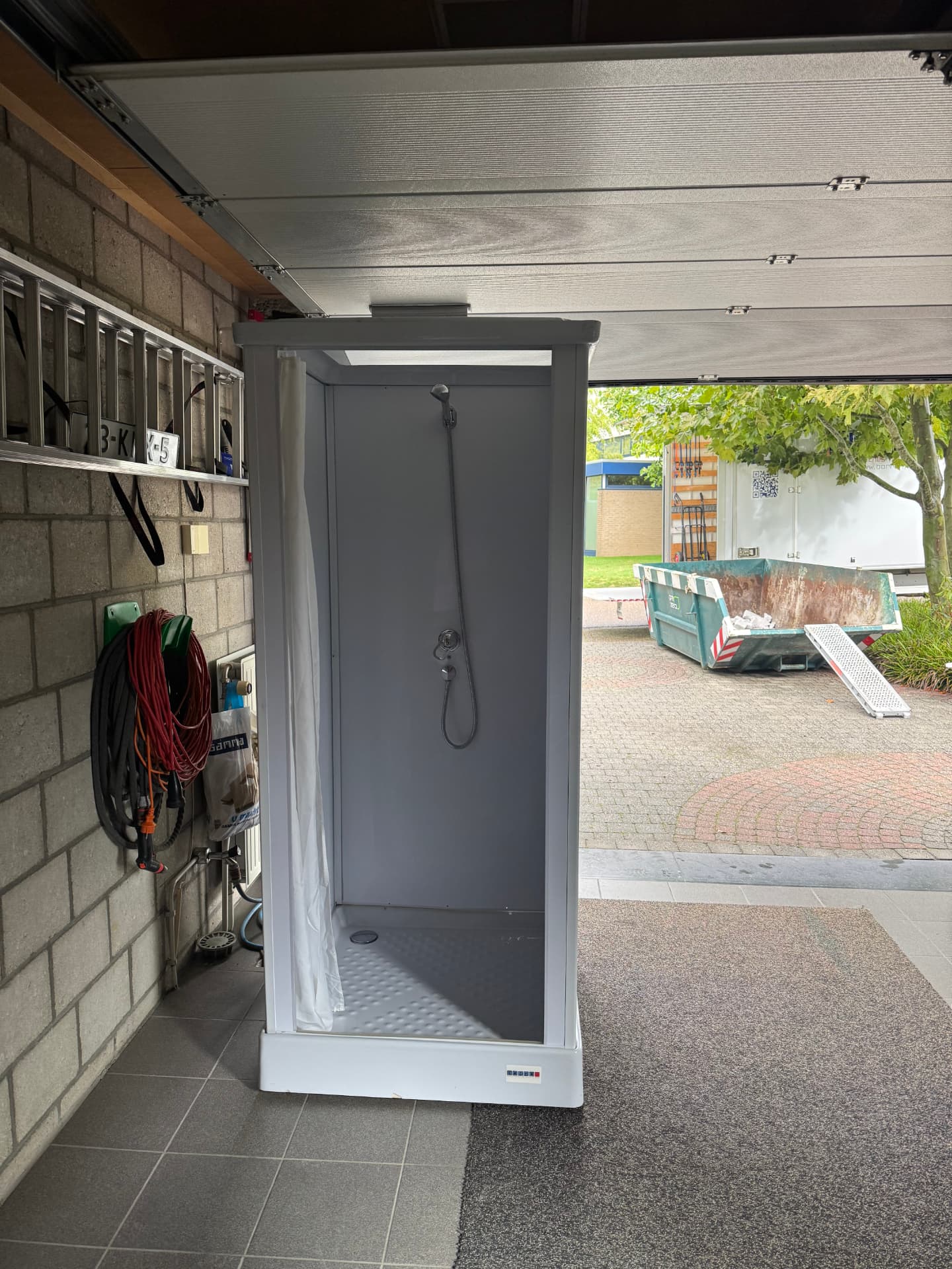Mobiele douchecabine geplaatst in de garage tijdens een badkamerverbouwing in Sittard