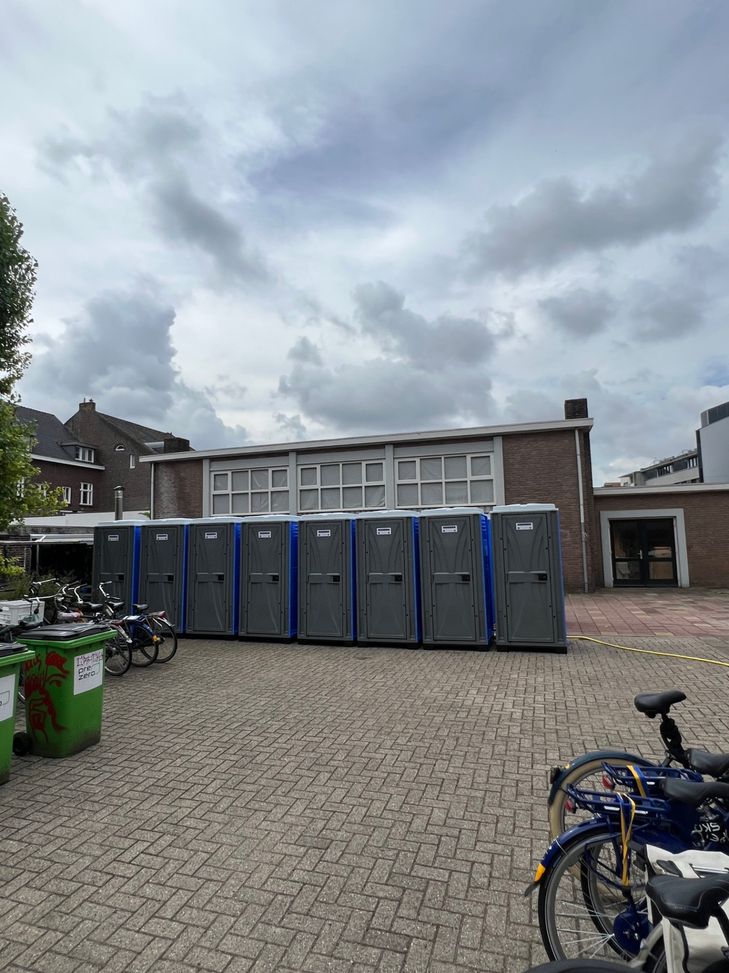 Overzicht van meerdere mobiele douchecabines naast elkaar voor tijdelijke douchecapaciteit in Maastricht