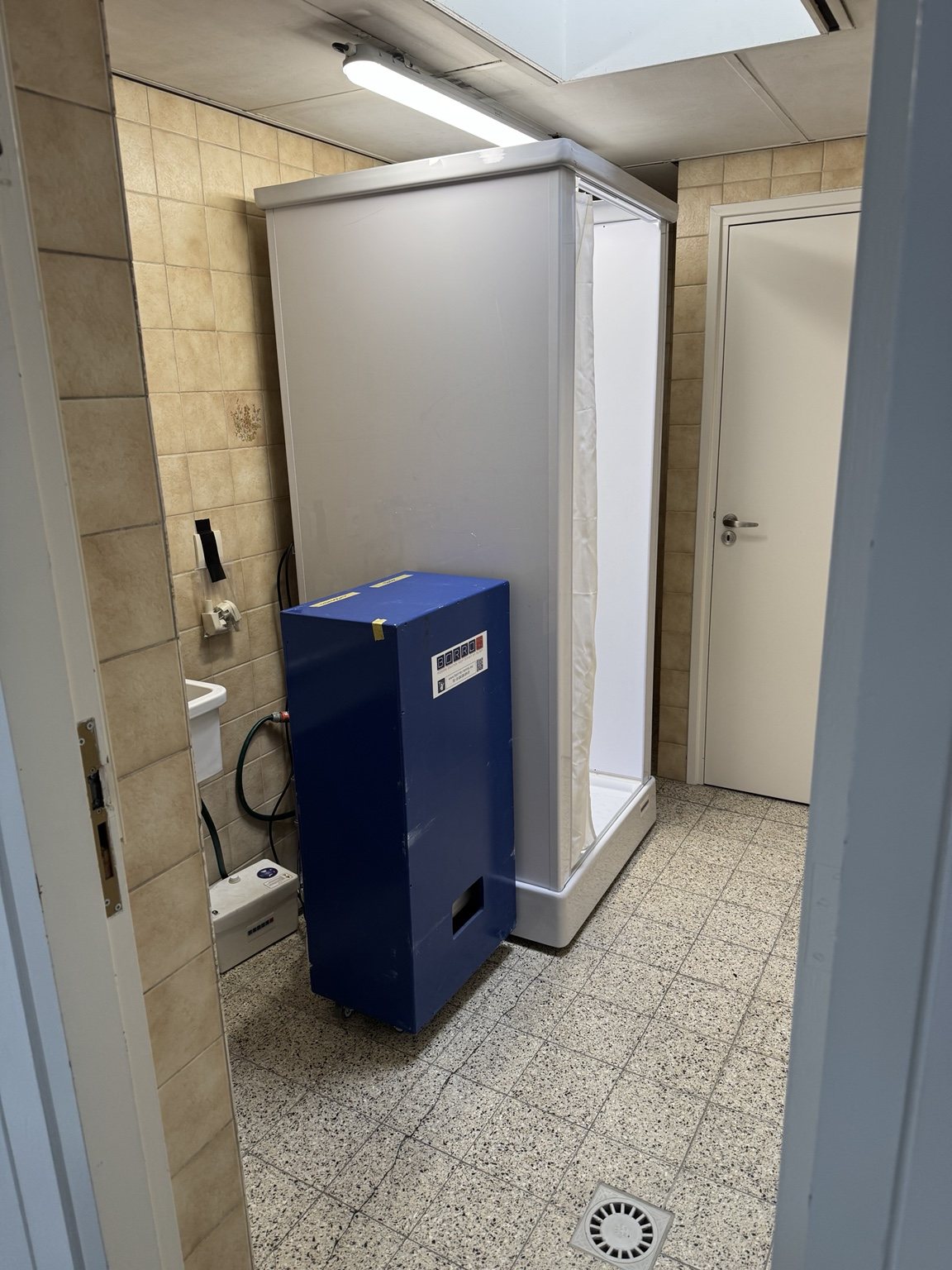 Mobiele binnendouche aangesloten op een boiler