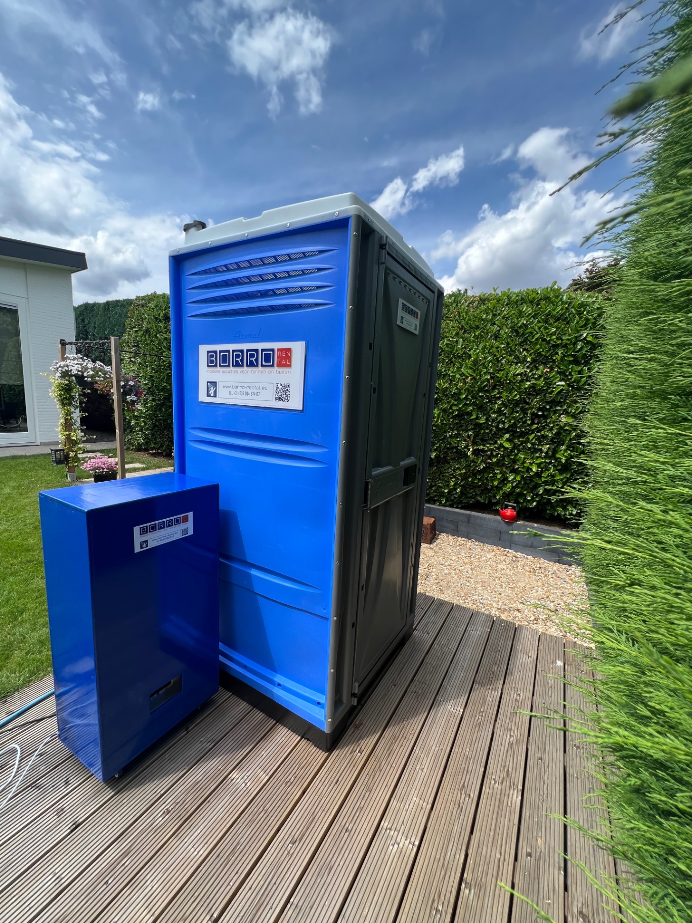 Buitendouche met boiler geplaatst in een tuin