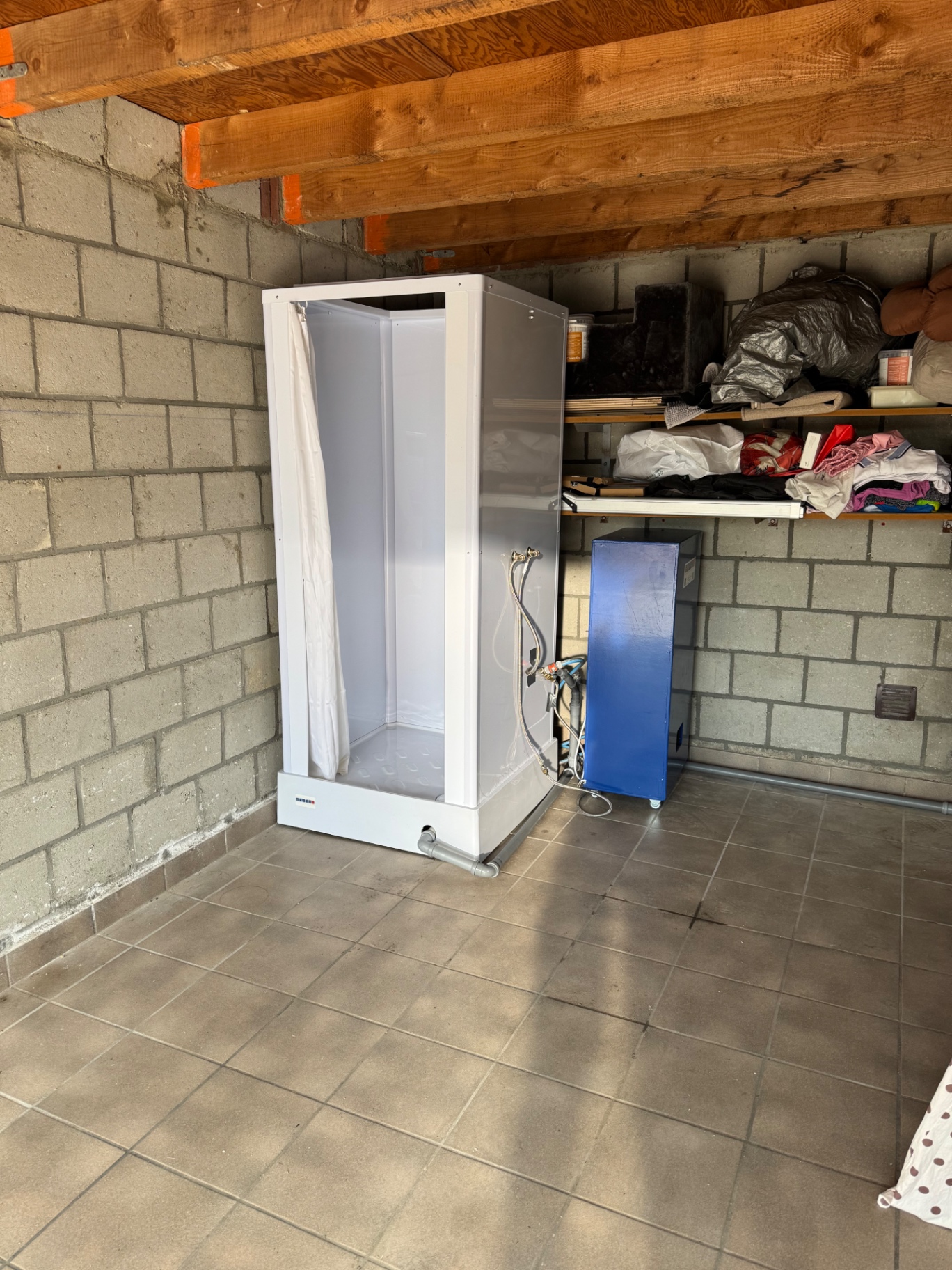 Mobiele douche binnenunit met boiler geplaatst in een garage door Borro-Rental