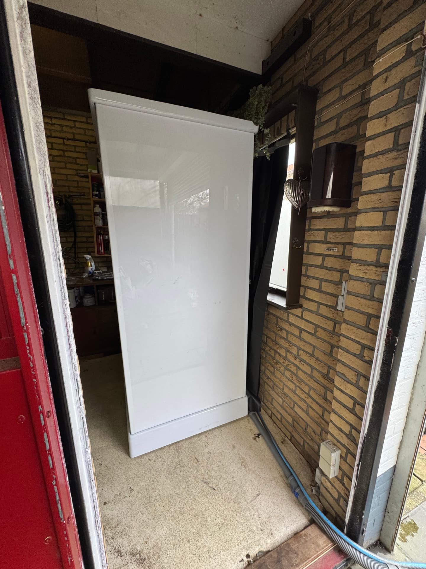 Mobiele douche van Borro-Rental geplaatst in berging in Hoensbroek