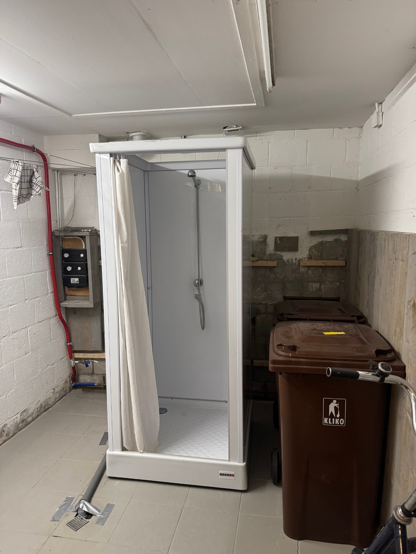 Mobiele douche van Borro-Rental in berging studentenhuis Maastricht tijdens herstel van lekkage.