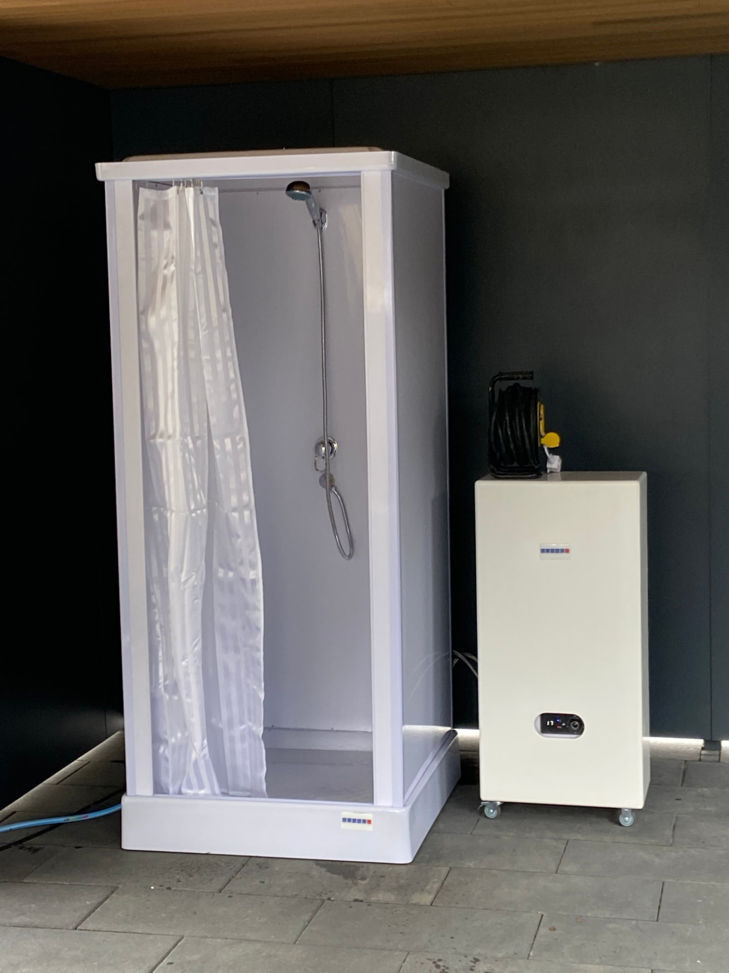 Mobiele douche met boiler van Borro-Rental geplaatst op locatie bij een woning
