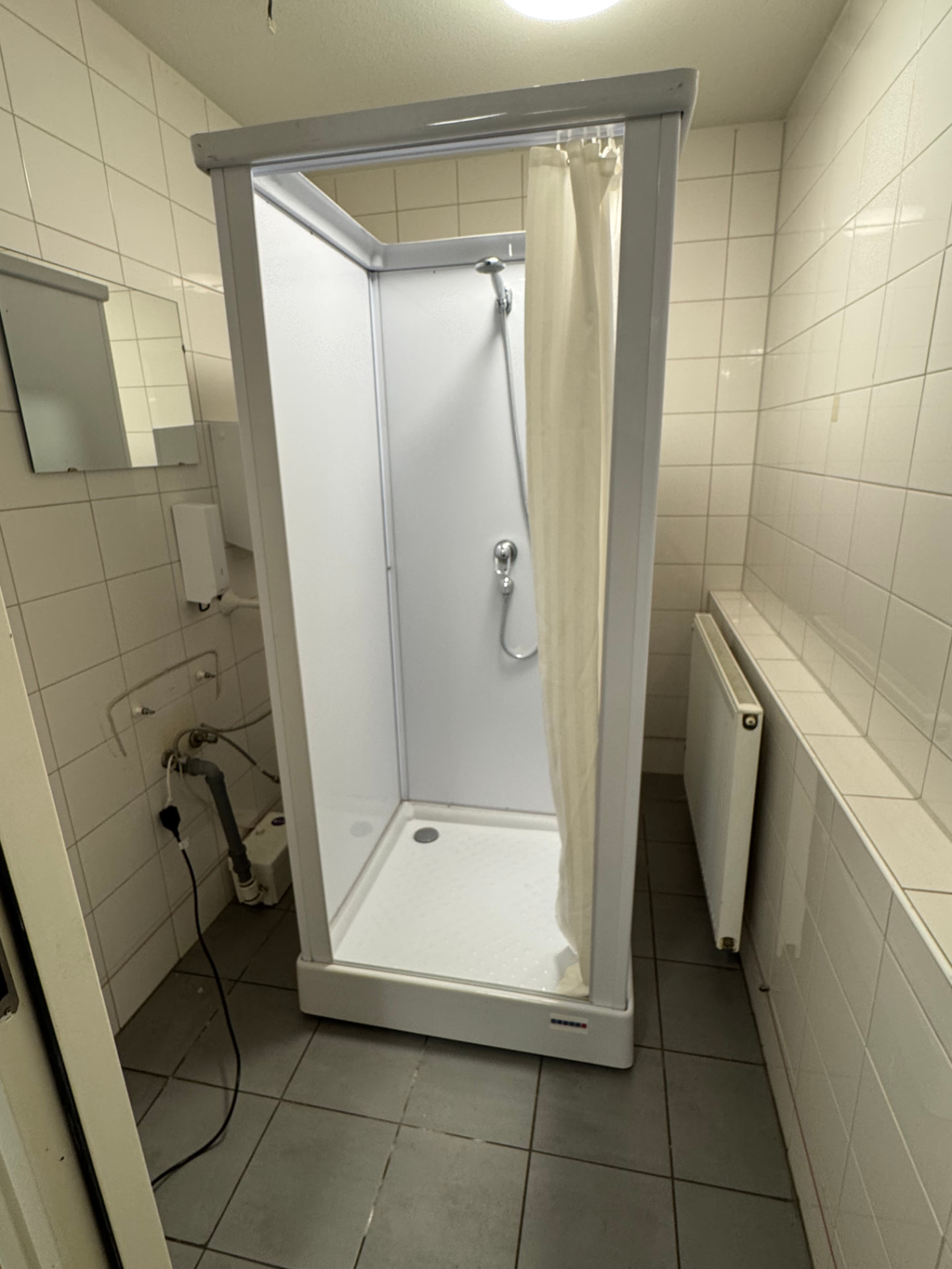 Mobiele douche geplaatst bij daklozenopvang in Sittard