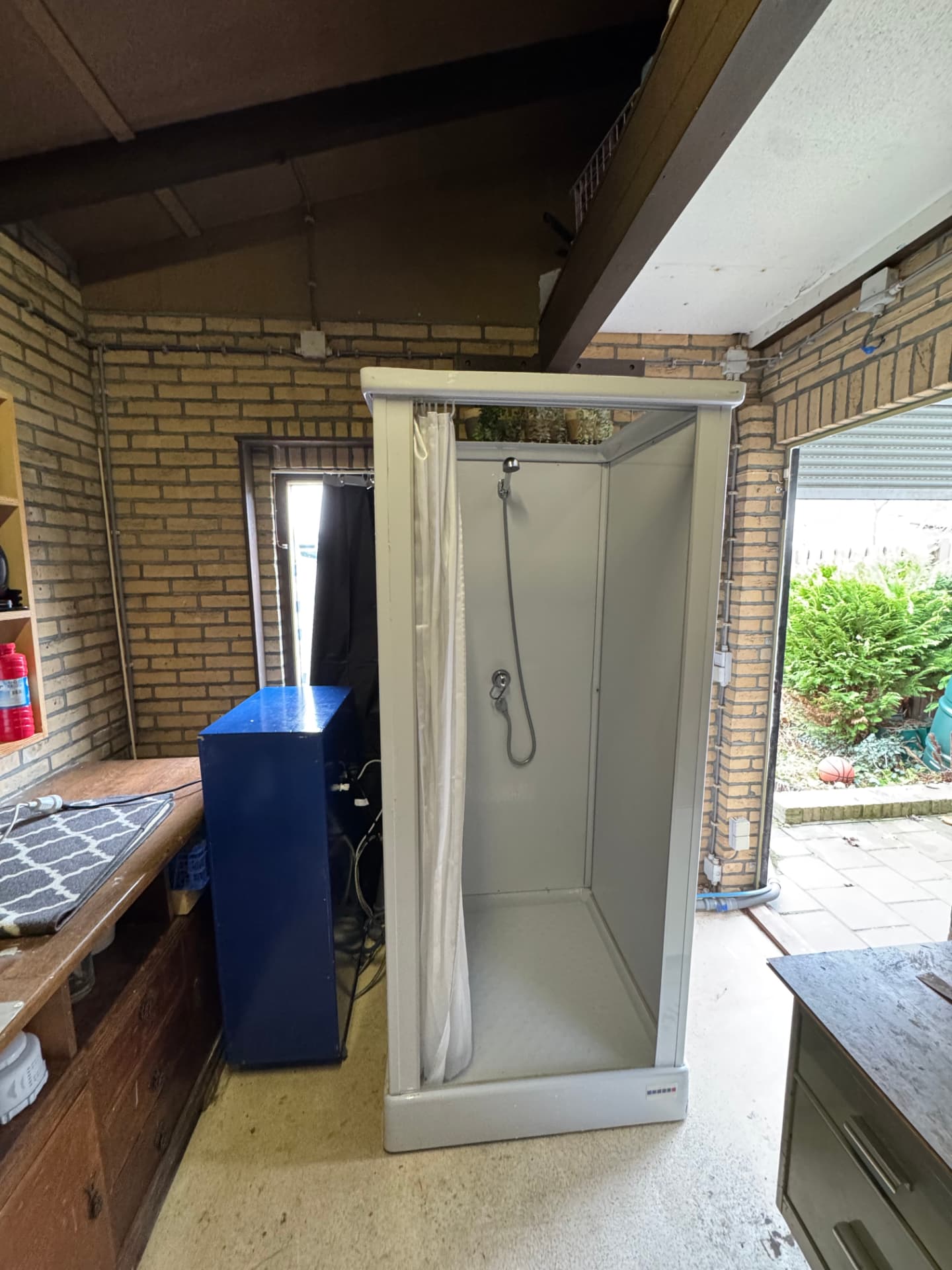 Mobiele douche van Borro-Rental geplaatst in berging in Hoensbroek