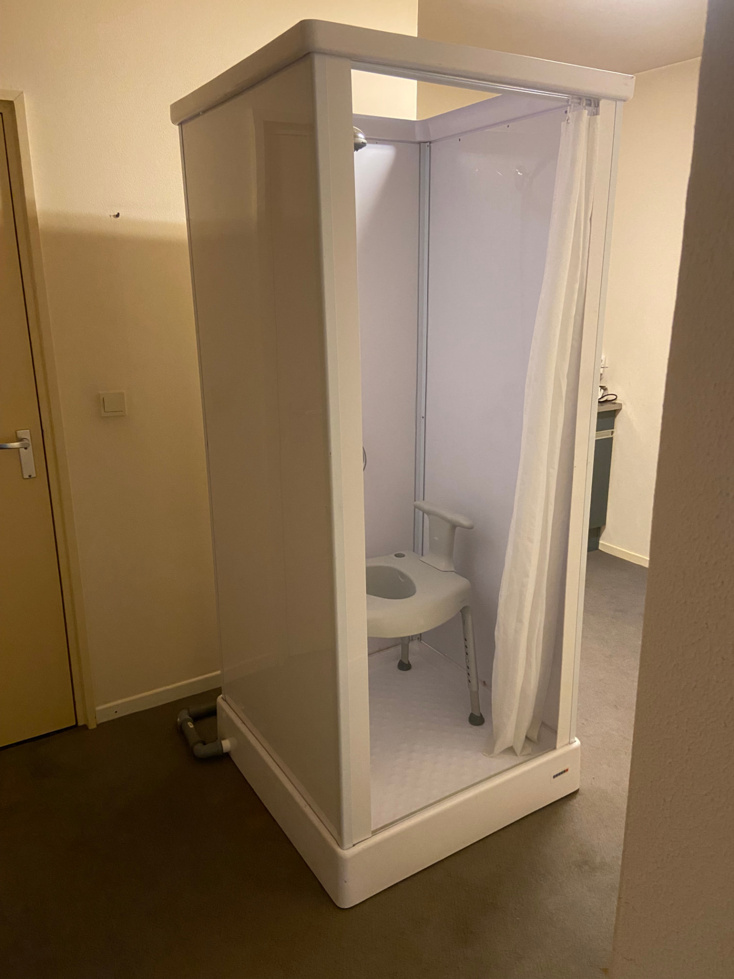 Mobiele douche in de bijkeuken voor tijdelijk douchecomfort na een operatie in Waubach