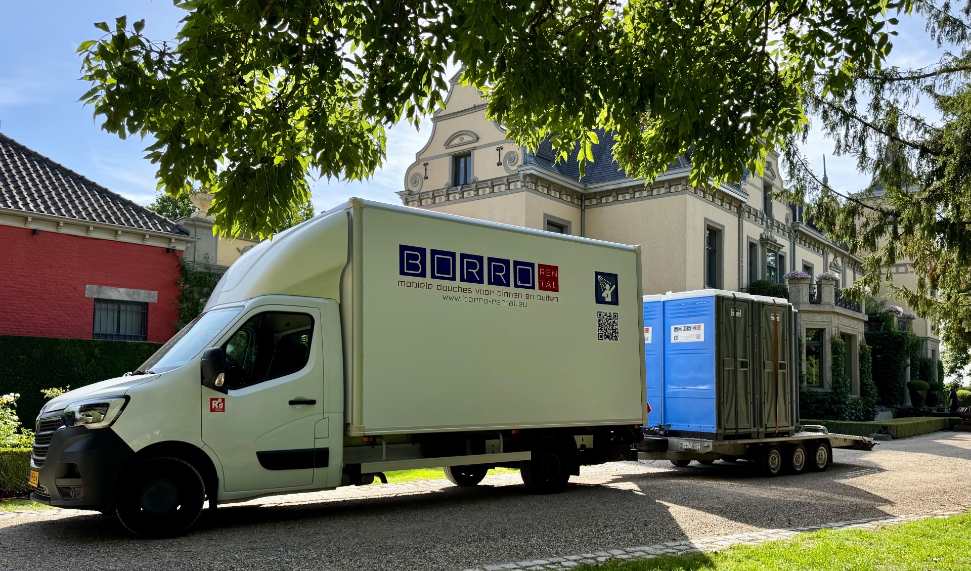 Borro-Rental levert mobiele douchecabines met bakwagen en aanhanger bij een landgoed in Maastricht