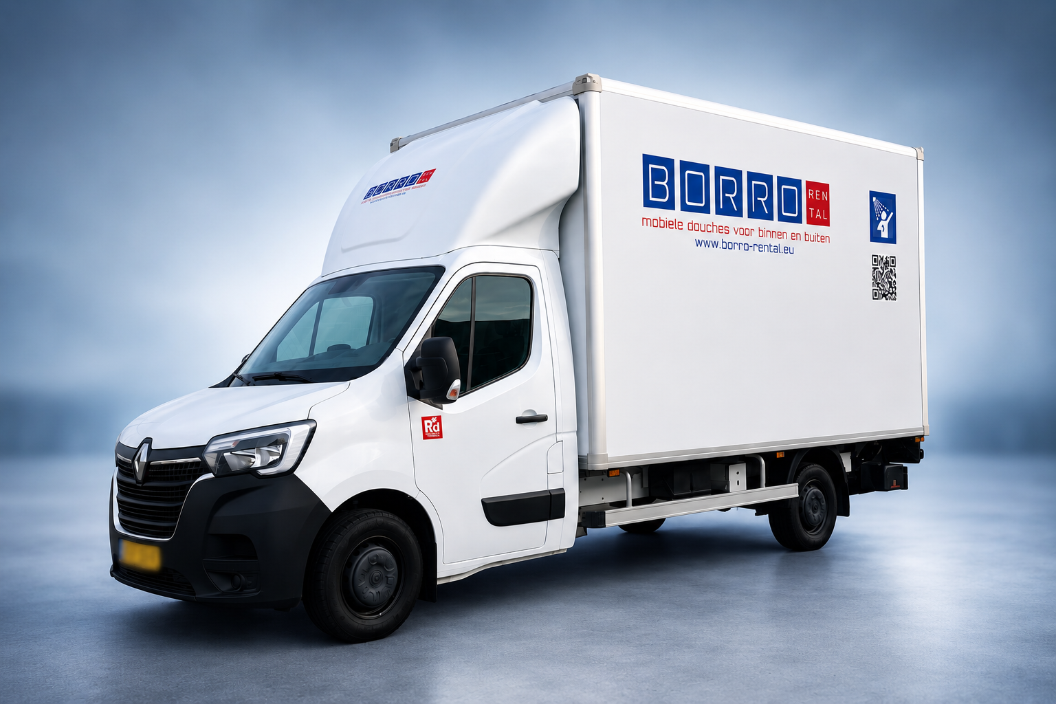 Borro-Rental bakwagen met mobiele douchecabines onderweg naar een locatie