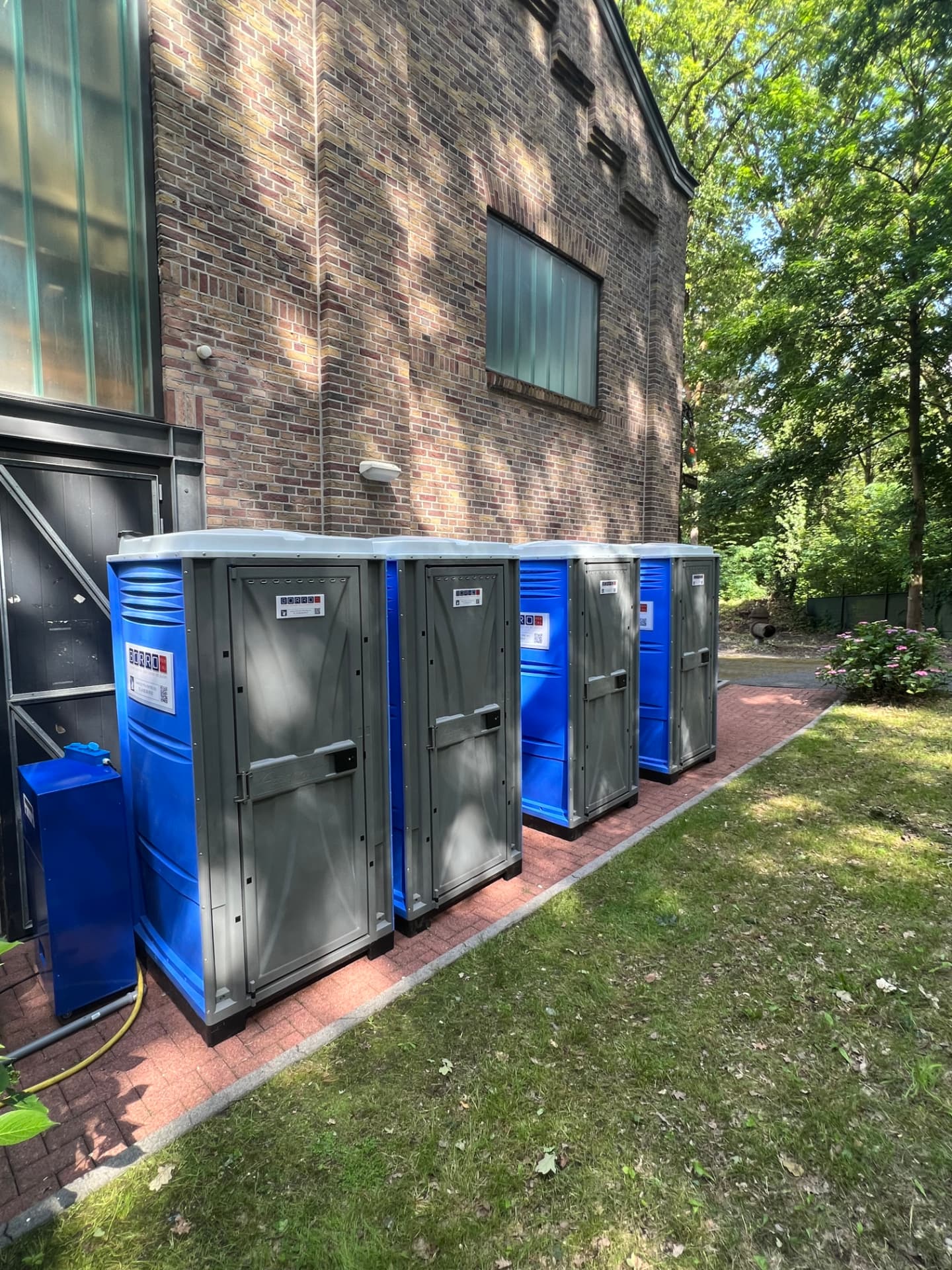 Rij mobiele buitendouchecabines van Borro-Rental in het Schutterspark in Brunssum