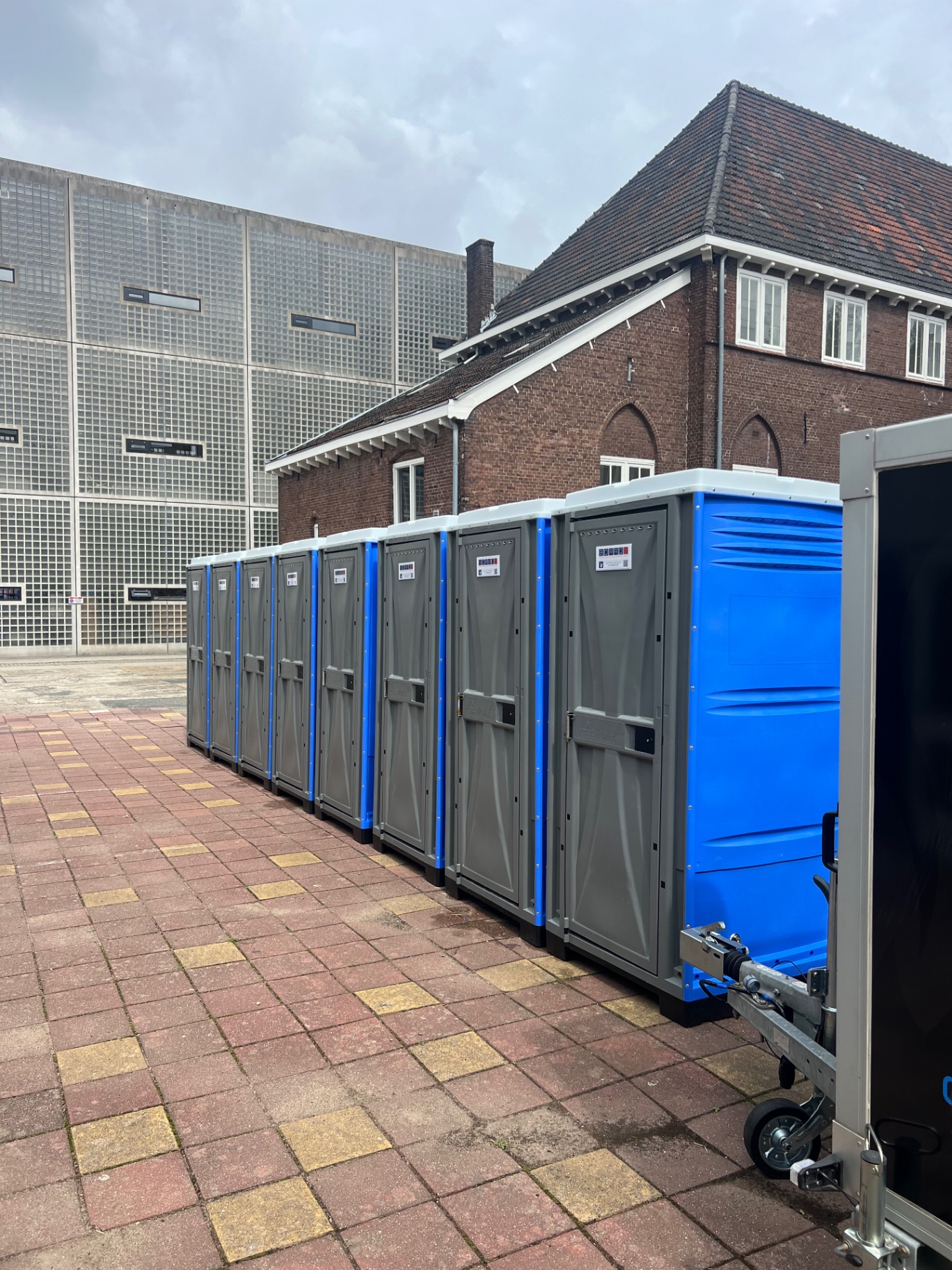 16 mobiele douchecabines van Borro-Rental geplaatst bij een studentenevenement
