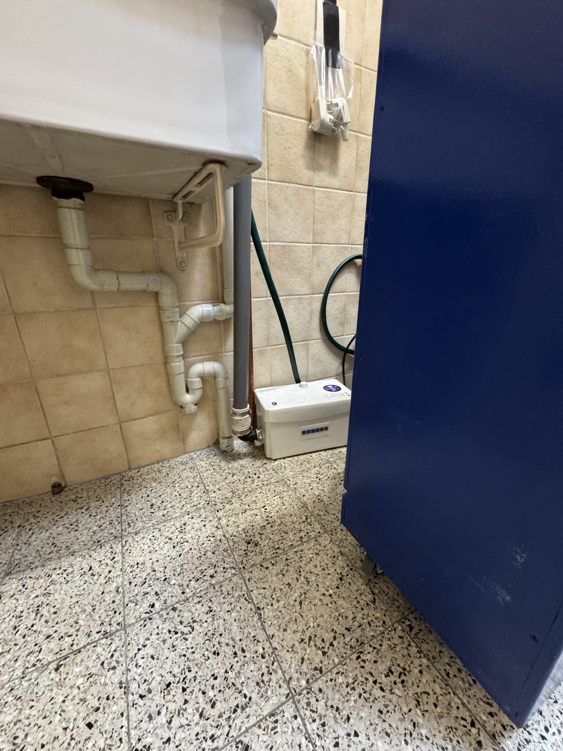 Vuilwaterpomp aansluiting bij een mobiele douche