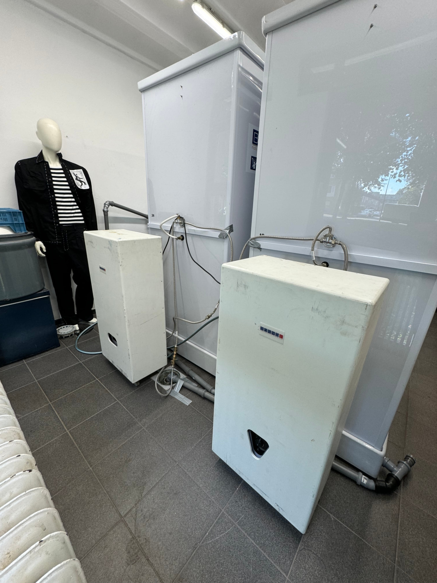 Mobiele boilers aangesloten op tijdelijke douchecabines