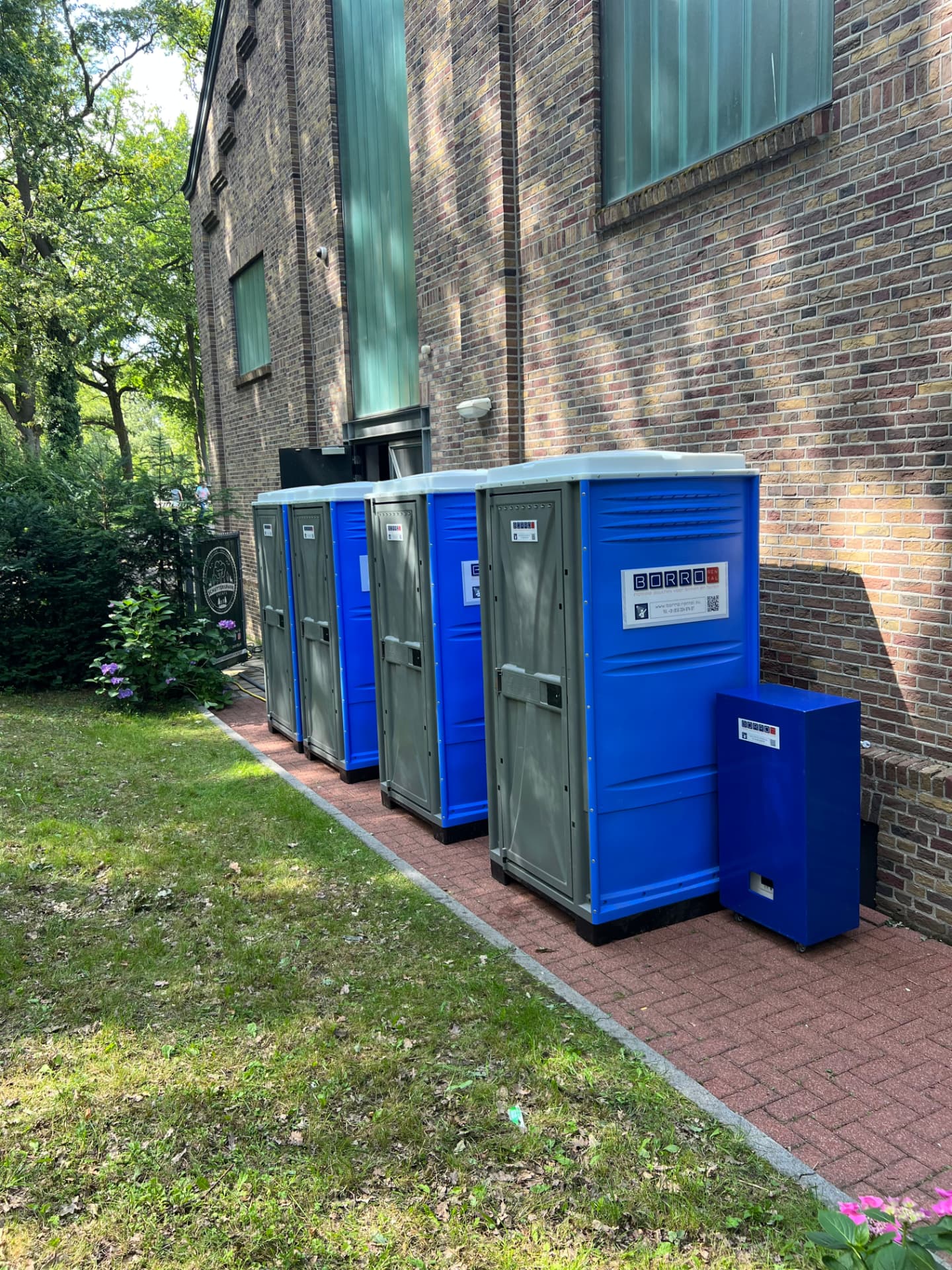 Mobiele douchecabines met mobiele warmwatervoorziening tijdens een schoolkamp in Brunssum