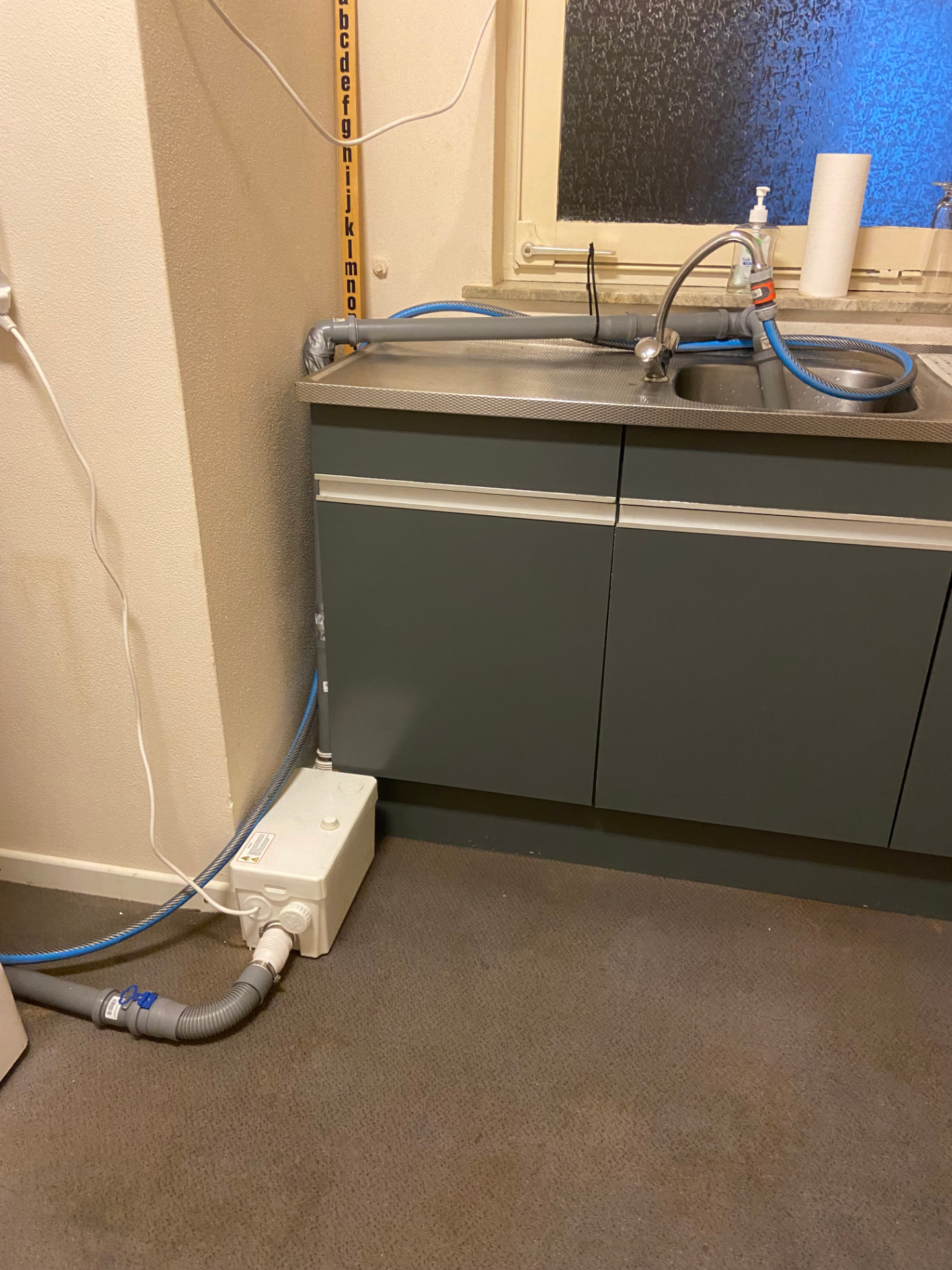 Vuilwaterpomp voor de afvoer van het douchewater naar een bestaande afvoer