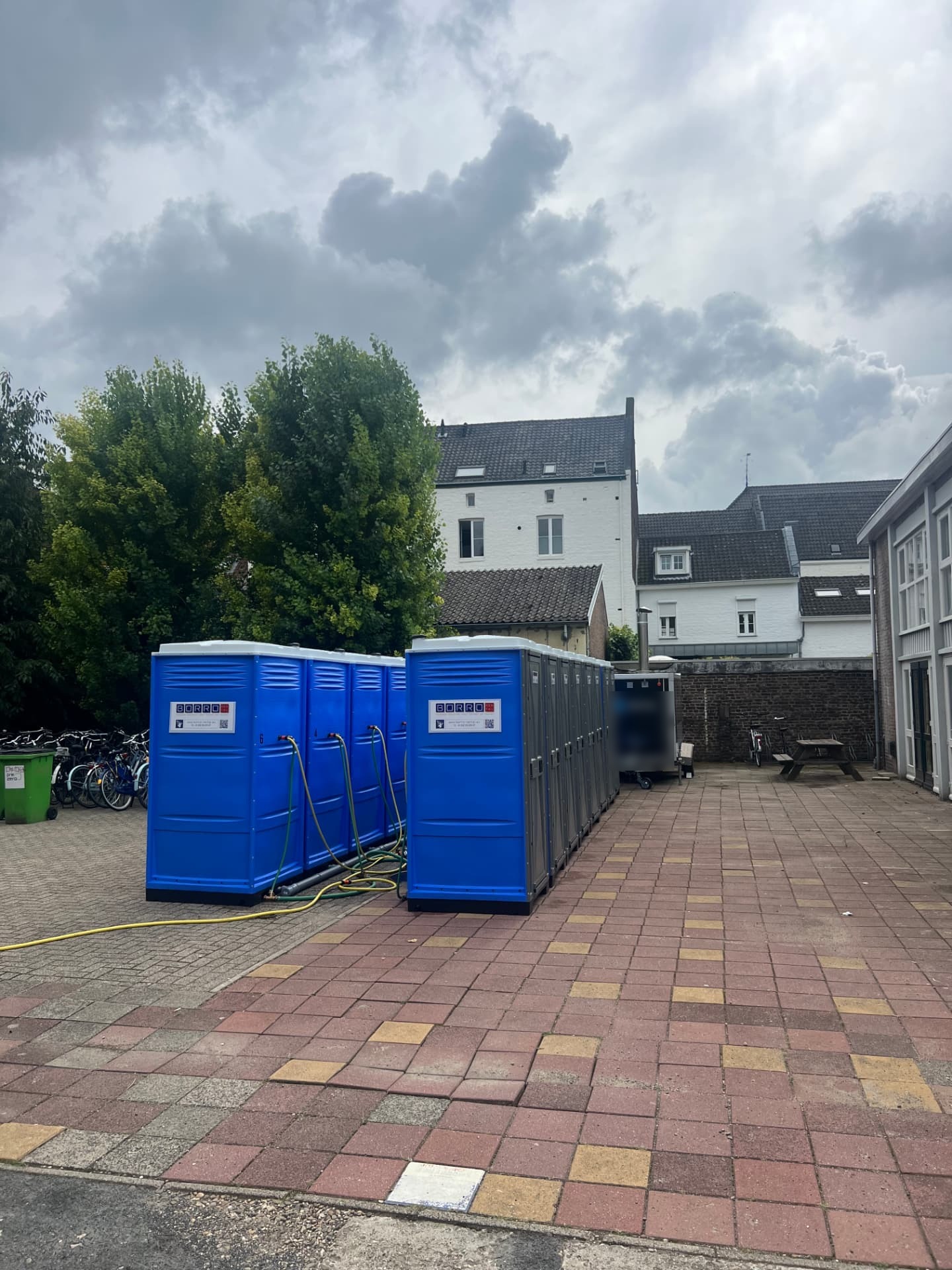 16 mobiele douchecabines met centrale warmwatervoorziening op een tijdelijke locatie in Maastricht